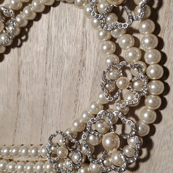 White faux pearl and rhinestone 3 strand floral statement necklace Wedding Prom - Picture 8 of 9